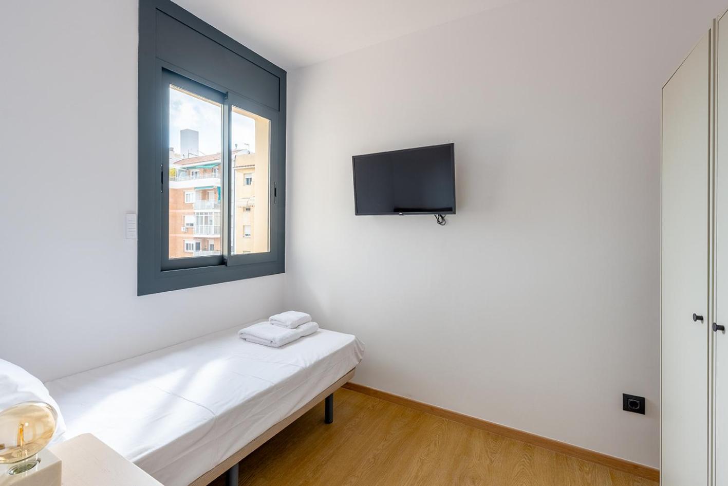 The White Flats Les Corts
