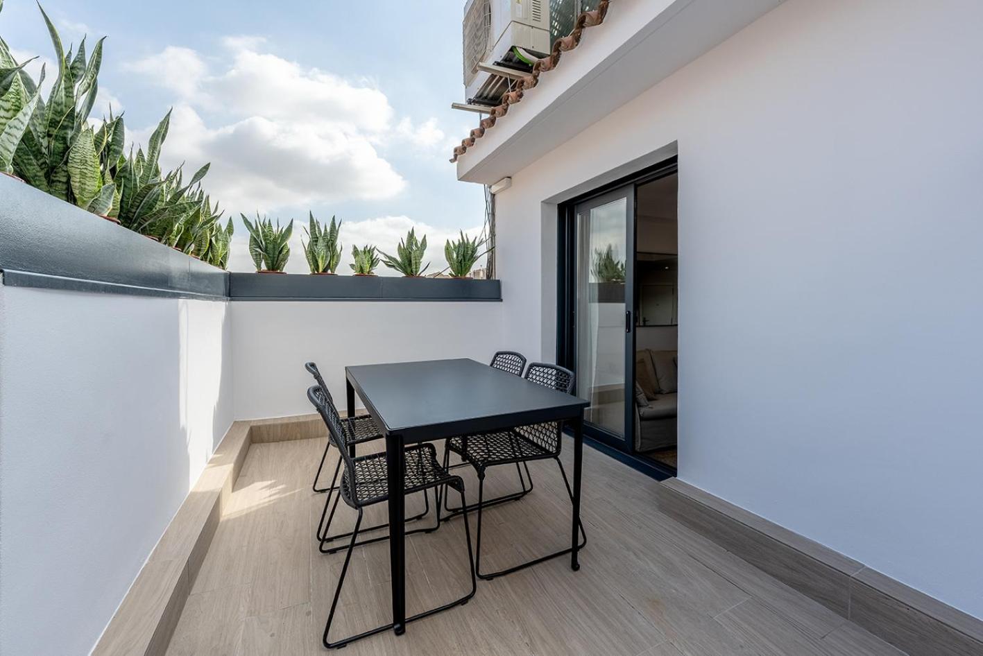 The White Flats Les Corts