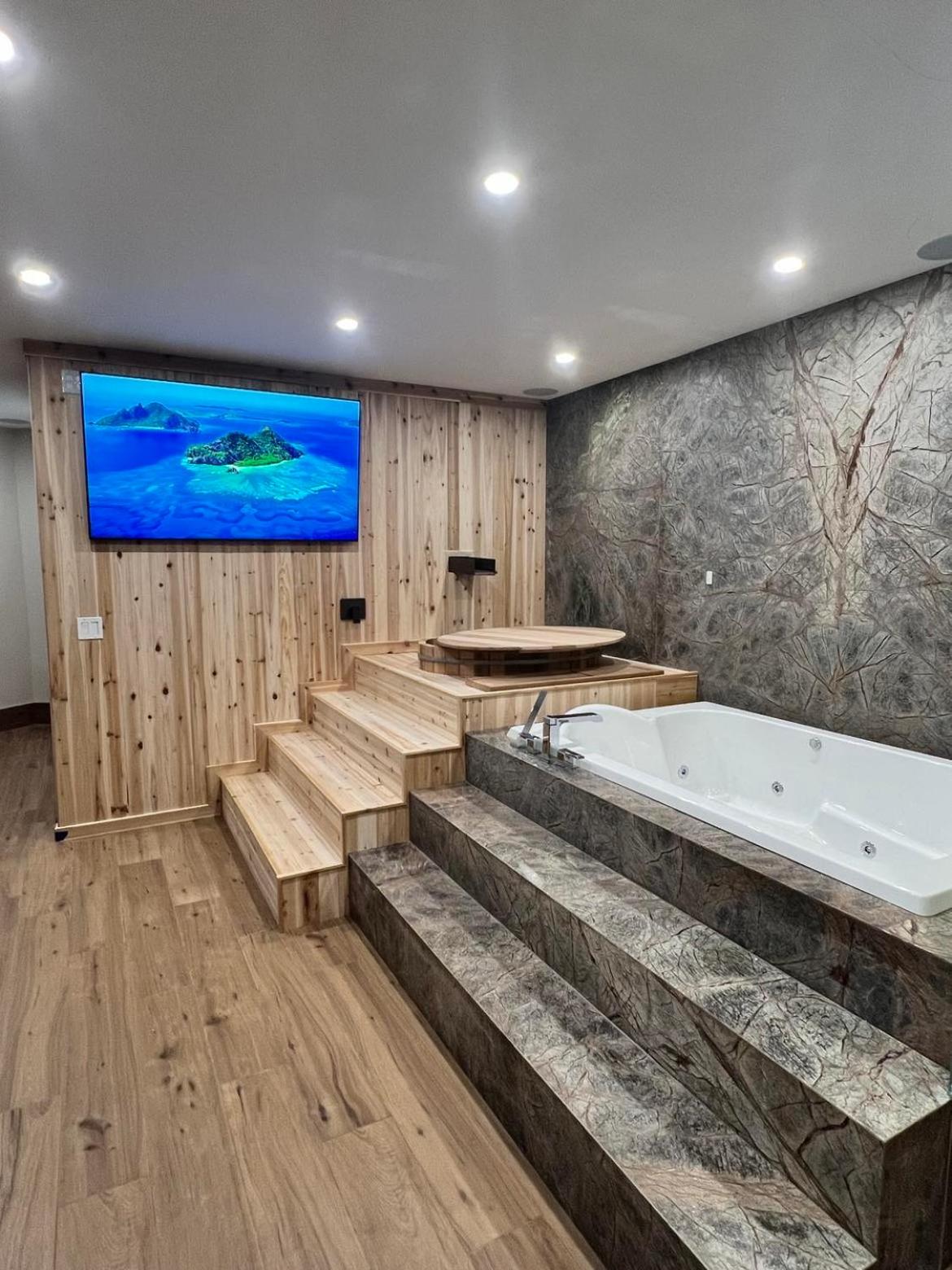 Romantic Luxury Retreat with Private Sauna & Spa, Pet Friendly, Elkside Hideout B&B