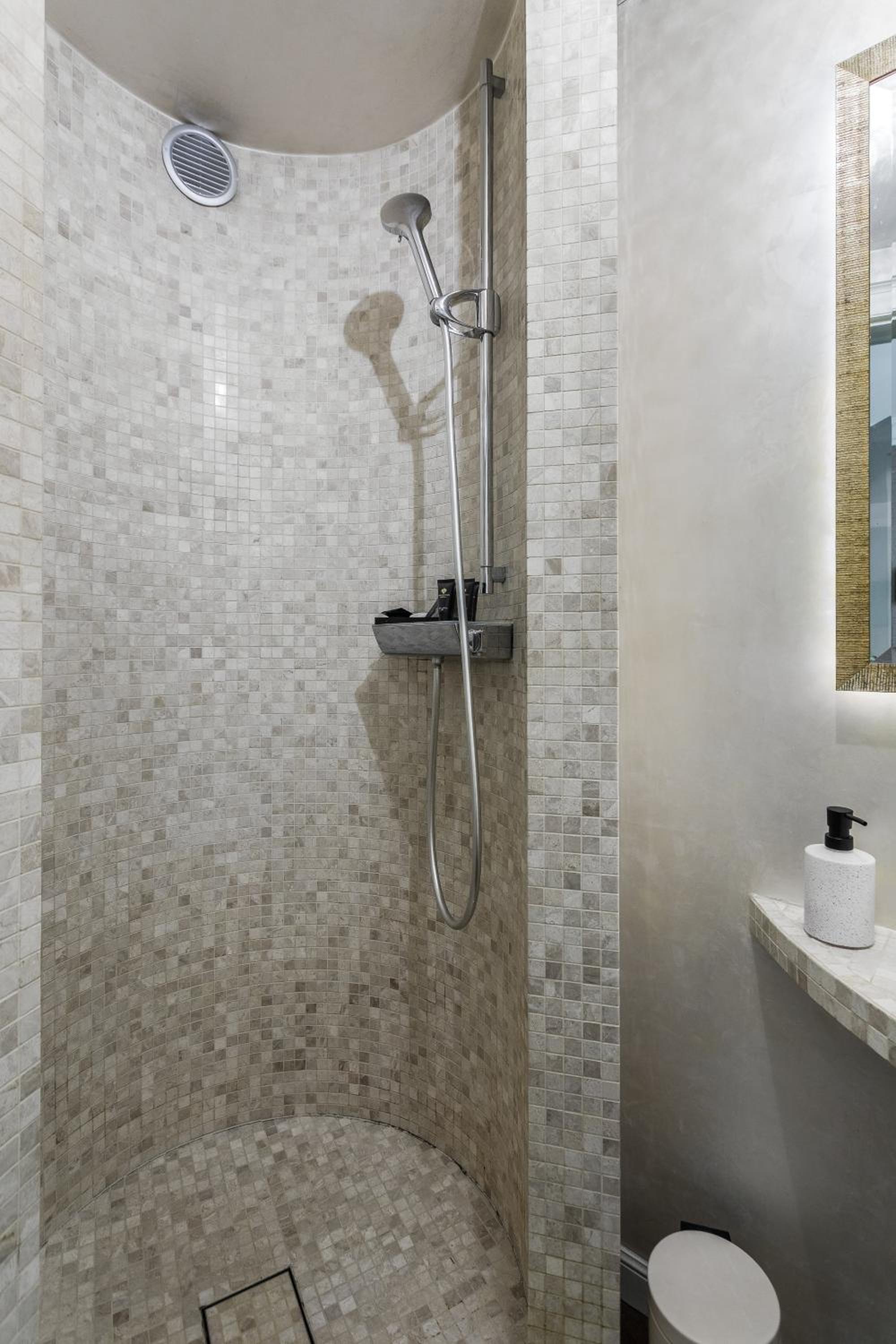 A11 Apartments & SPA Dermique