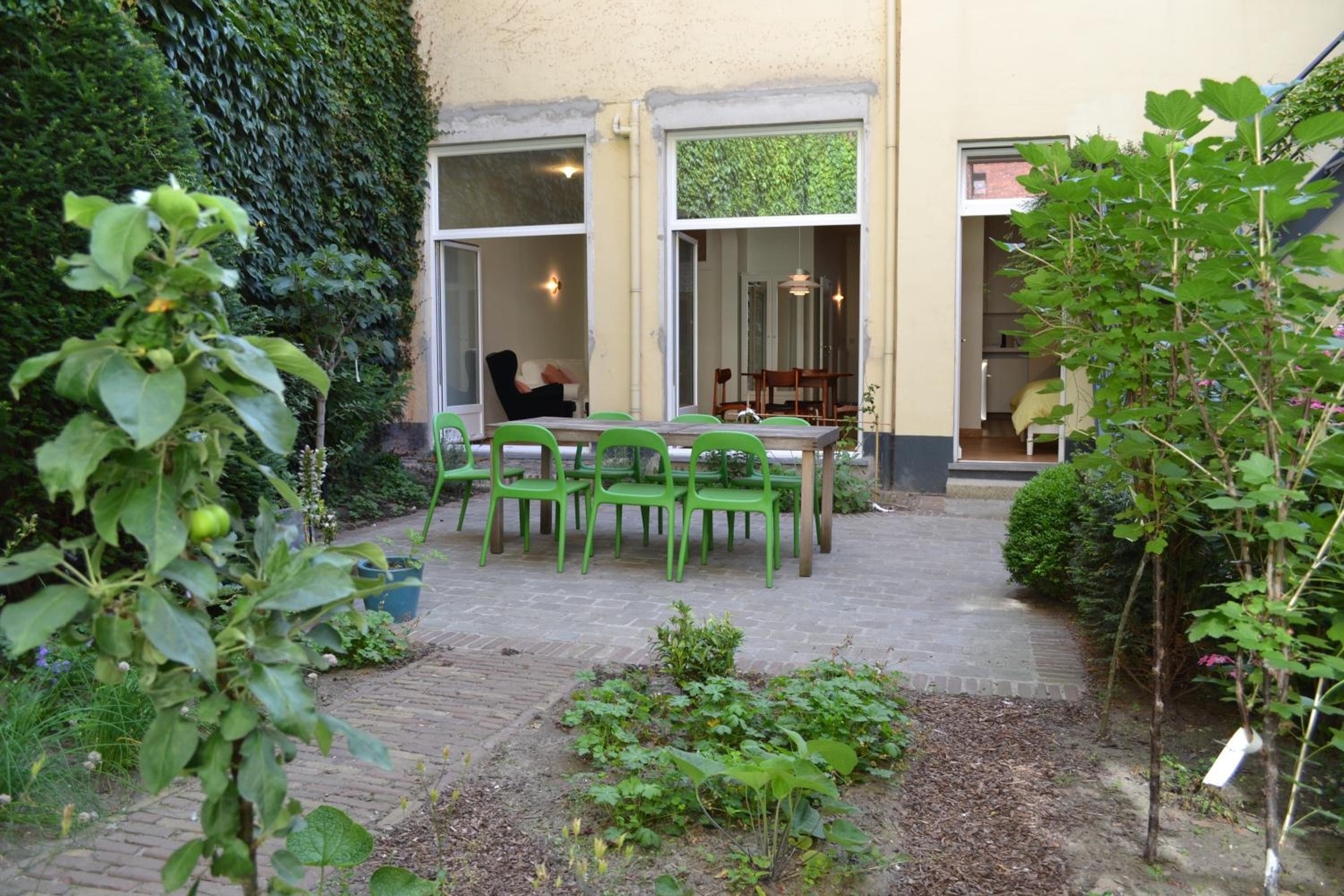 Pauline Loveling apartment with quiet garden and 2 bathrooms