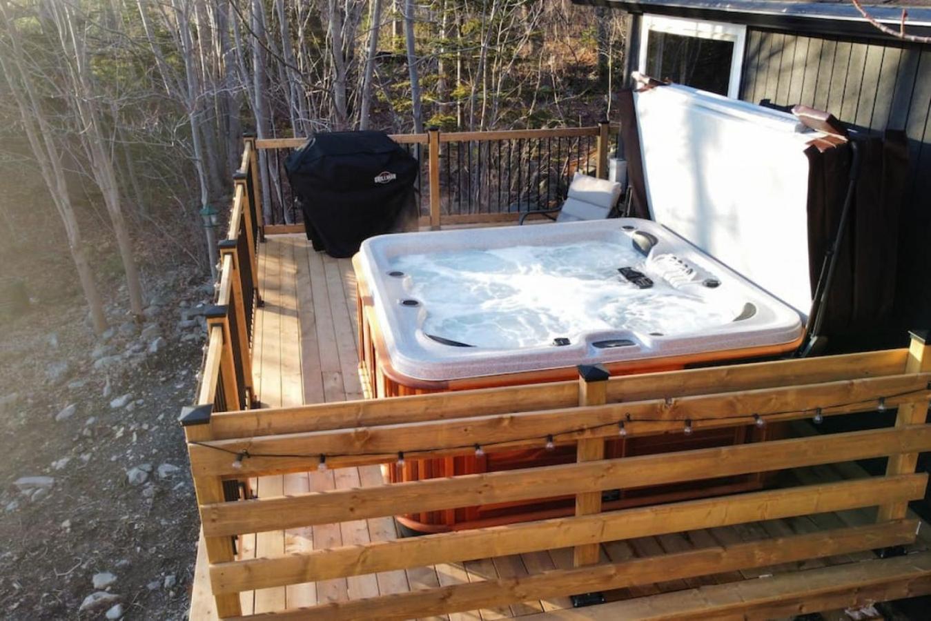The Old Kettle Cabin with Hot Tub