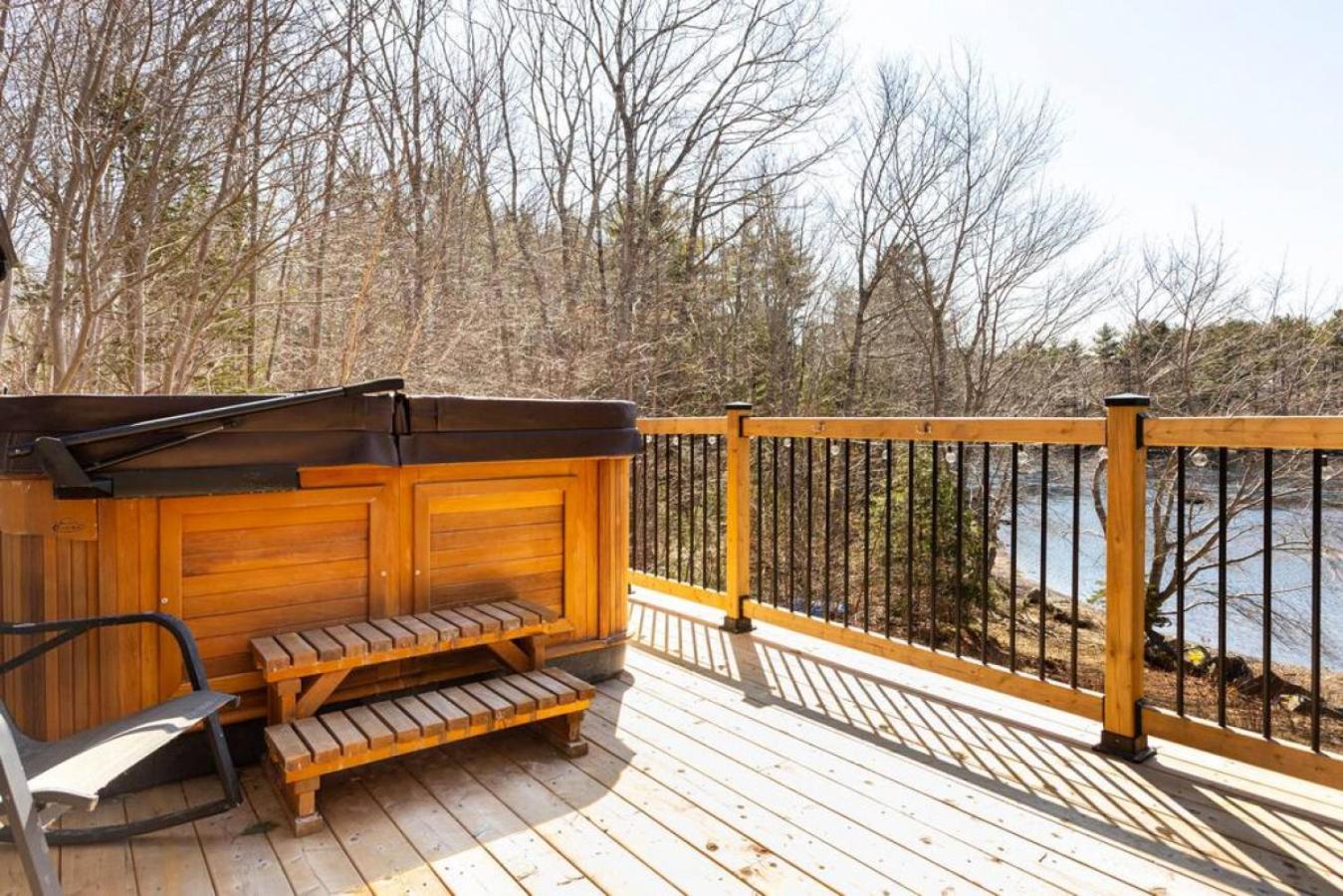 The Old Kettle Cabin with Hot Tub