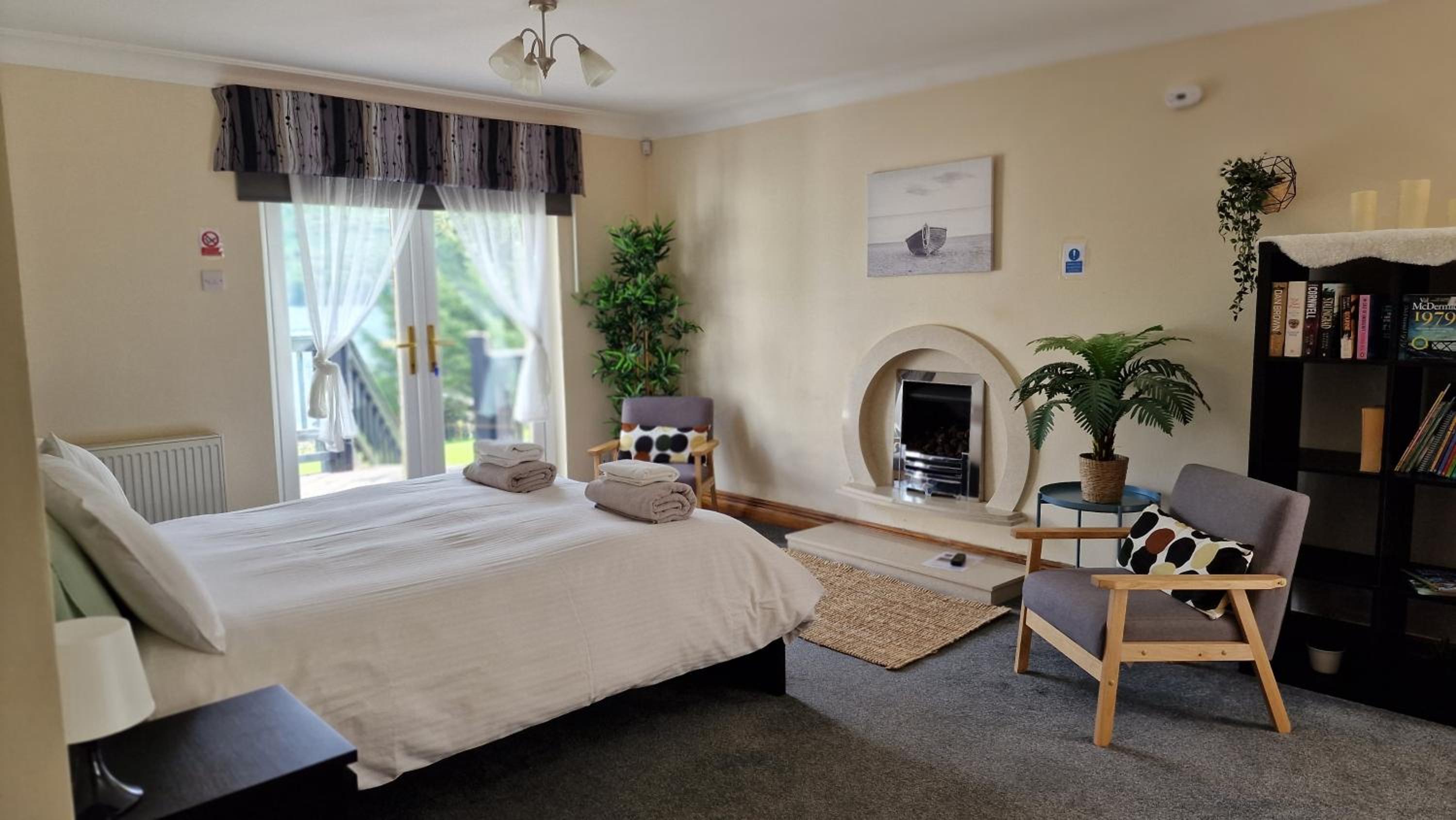 WATERSIDE 3 BED COTTAGE, HOT TUB, SAUNA, PVT BEACH view 4