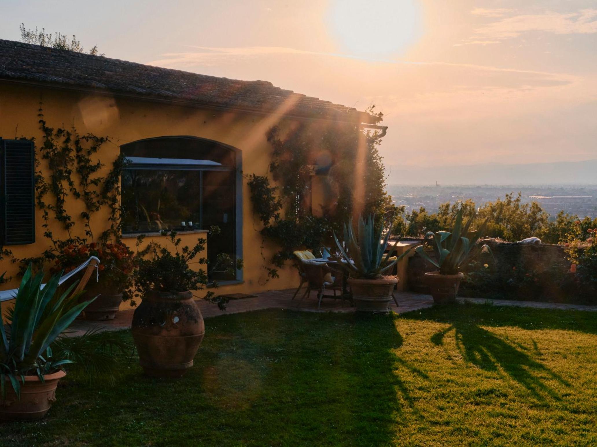 Charming cottage only for you, a hidden gem 10mn walk to historic center, stunning view