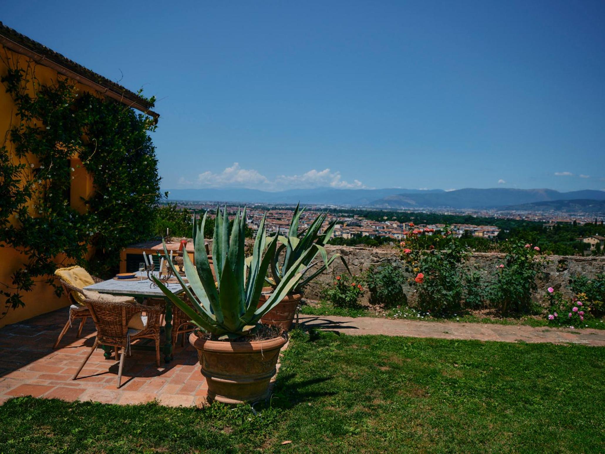 Charming cottage only for you, a hidden gem 10mn walk to historic center, stunning view