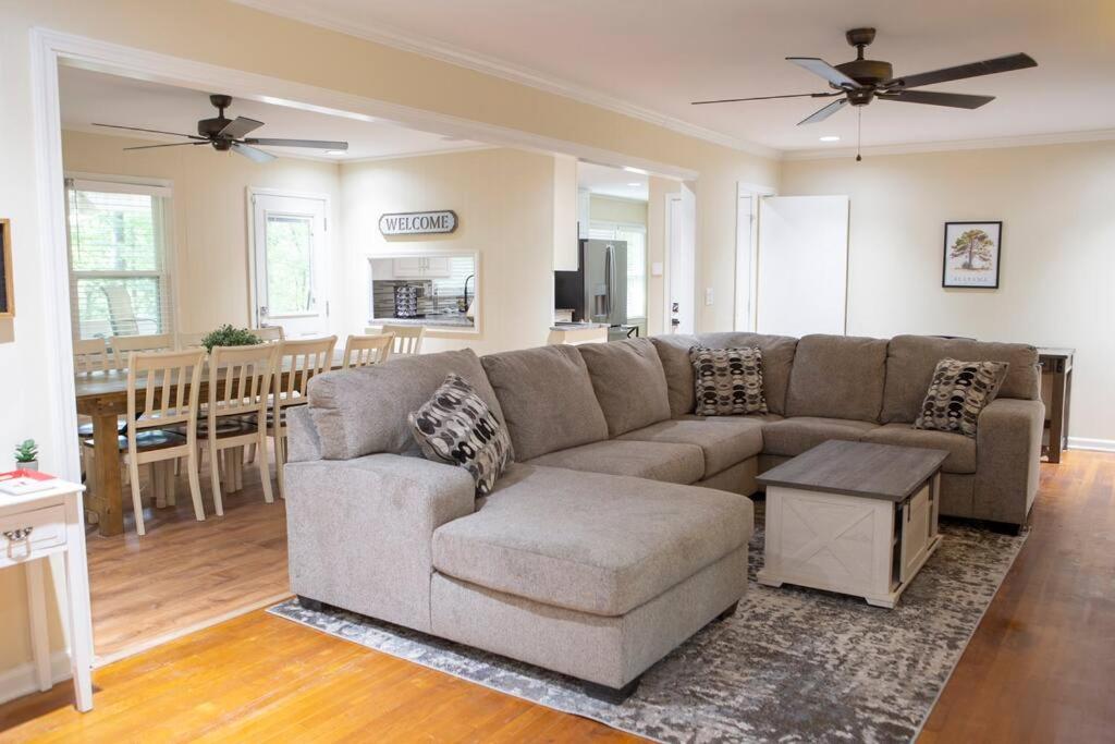 Alabama University Events, 5 bdrm Home with Lake Access, Community Pool, Tennis, Pavilion, sleeps 14, 5 mil to Bryant-Denny Stadium view 4