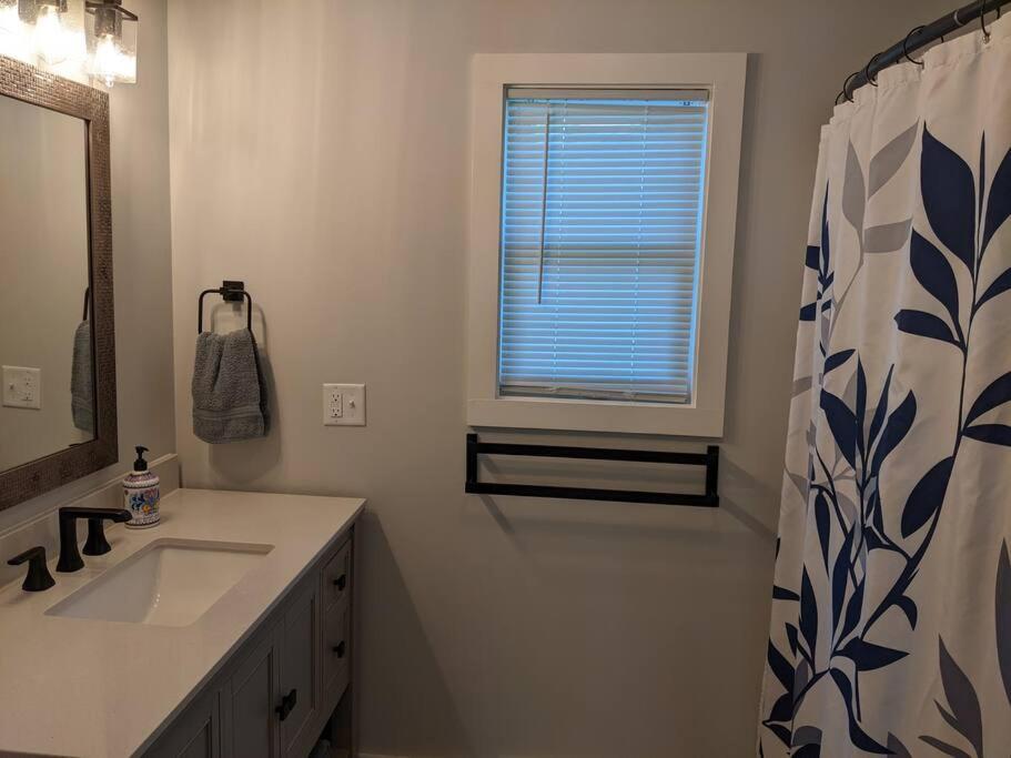 Renovated 2bed-1bath home, Lake WI, Ferry, Devil's Lake! - Property Image 19