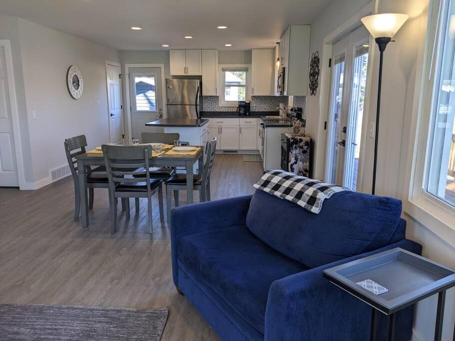 Renovated 2bed-1bath home, Lake WI, Ferry, Devil's Lake! - Property Image 28