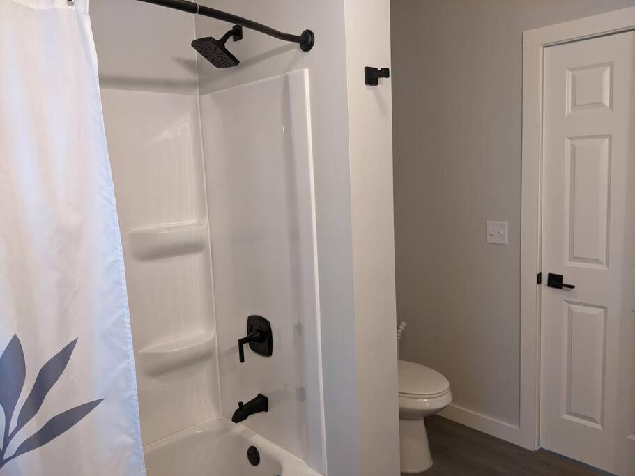Renovated 2bed-1bath home, Lake WI, Ferry, Devil's Lake! - Property Image 10