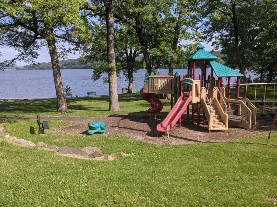 Renovated 2bed-1bath home, Lake WI, Ferry, Devil's Lake! - Property Image 12