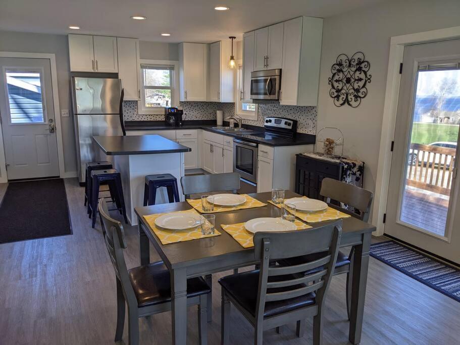 Renovated 2bed-1bath home, Lake WI, Ferry, Devil's Lake! - Property Image 26