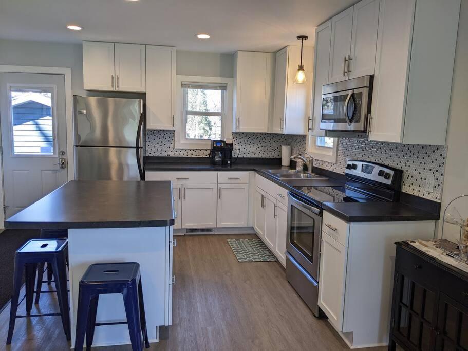 Renovated 2bed-1bath home, Lake WI, Ferry, Devil's Lake! - Property Image 25