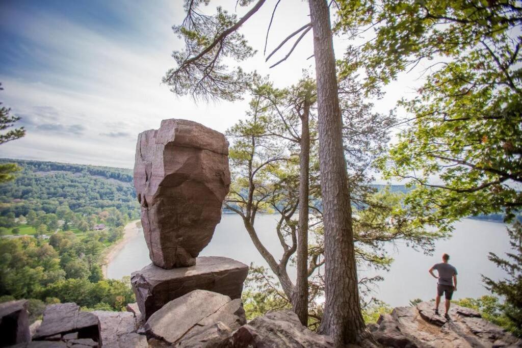 Renovated 2bed-1bath home, Lake WI, Ferry, Devil's Lake! - Property Image 16
