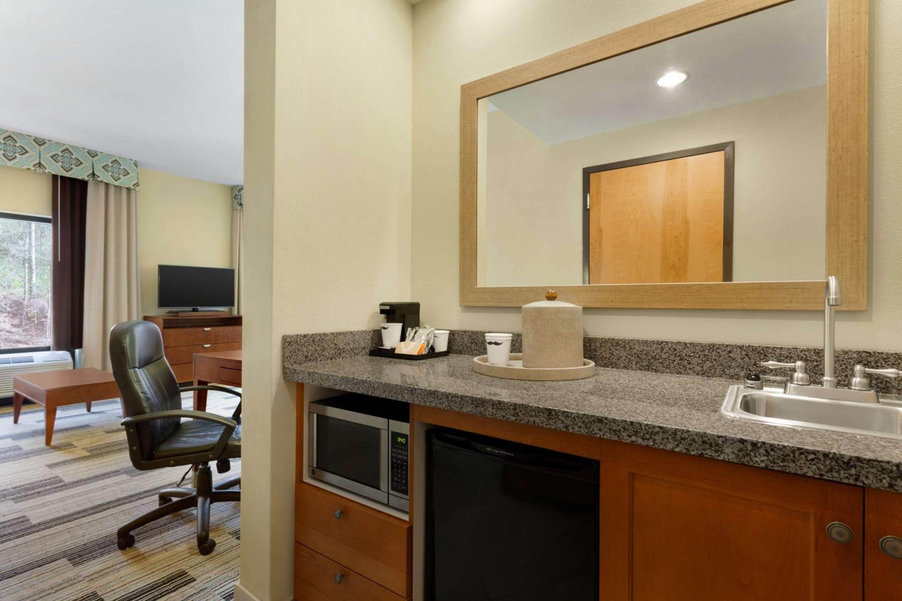 Birmingham Vacations - Hampton Inn  Suites Birmingham Airport Area - Property Image 1