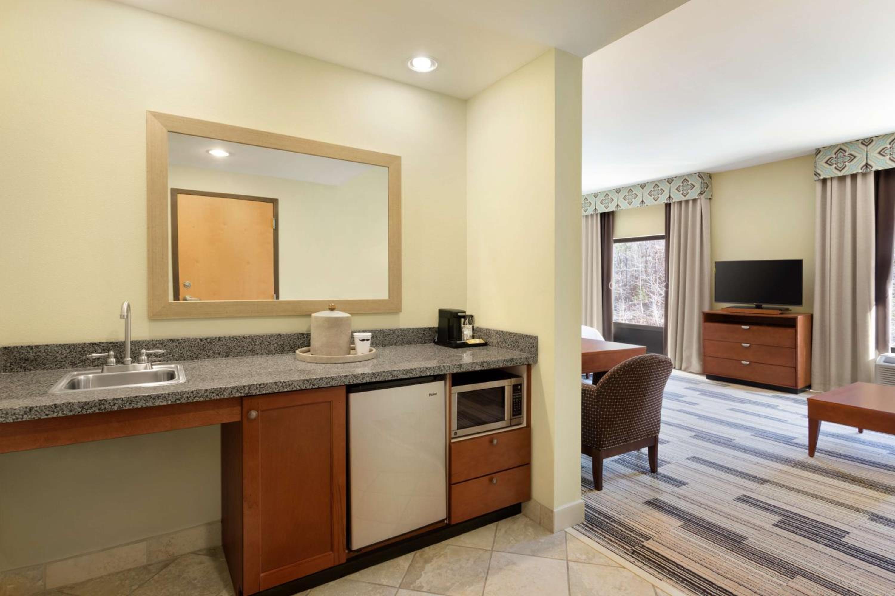 Birmingham Vacations - Hampton Inn  Suites Birmingham Airport Area - Property Image 10