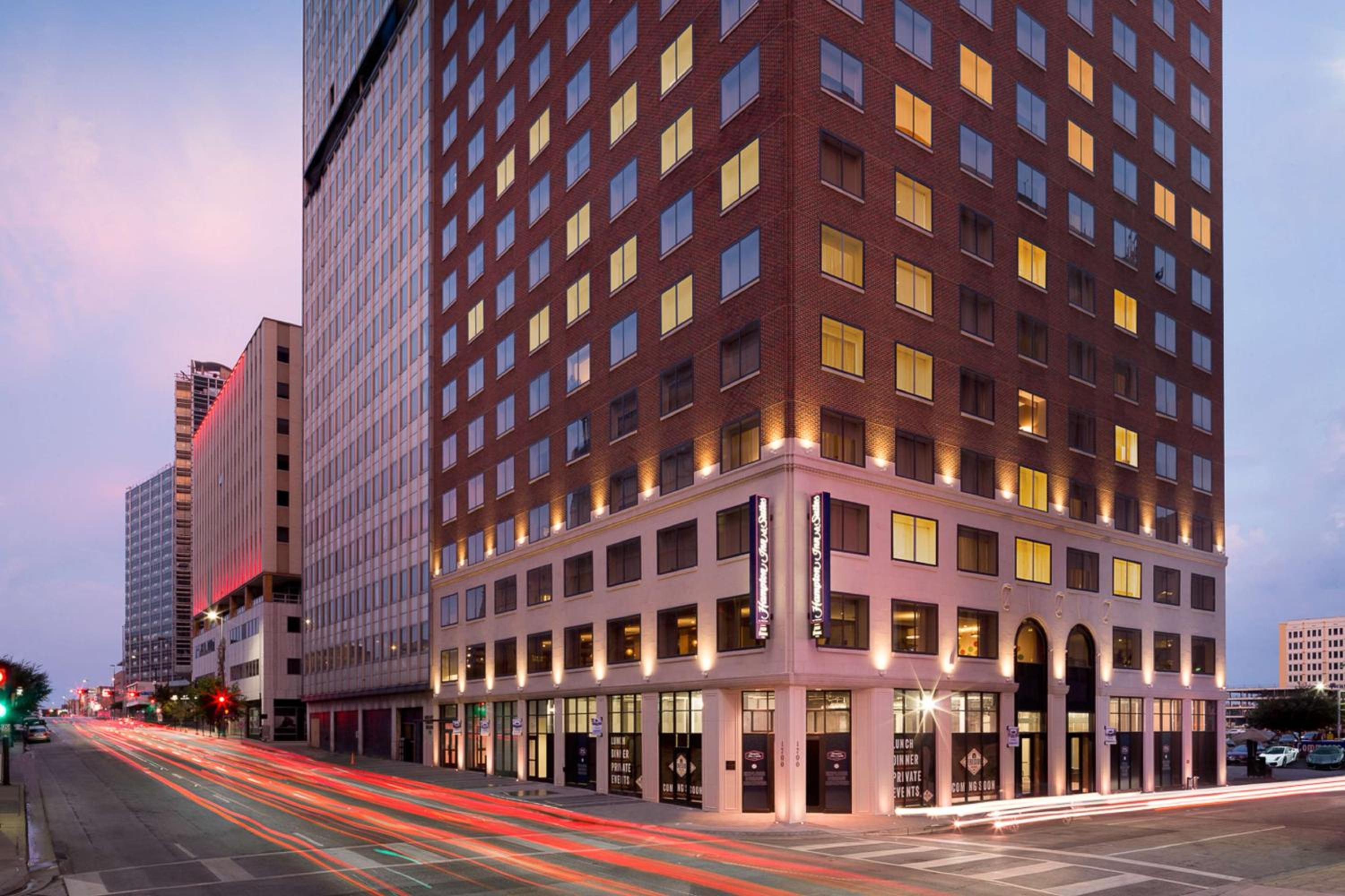 Hotel Hampton Inn & Suites Dallas Downtown - Image 1