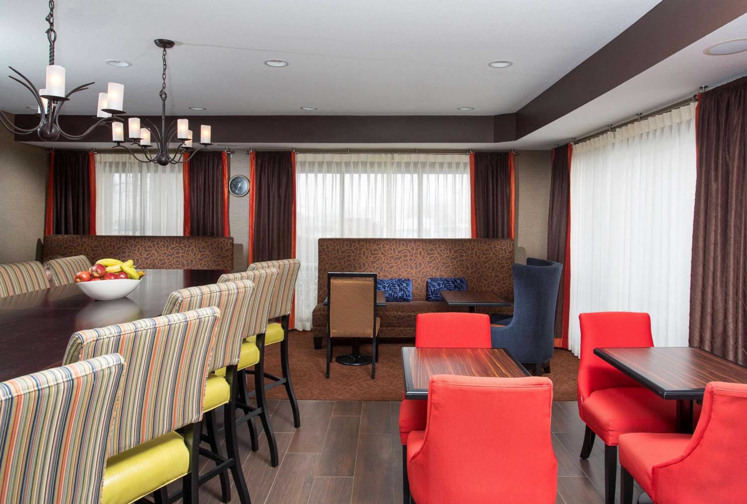 St Joseph Vacations - Hampton Inn St. Joseph - Property Image 3