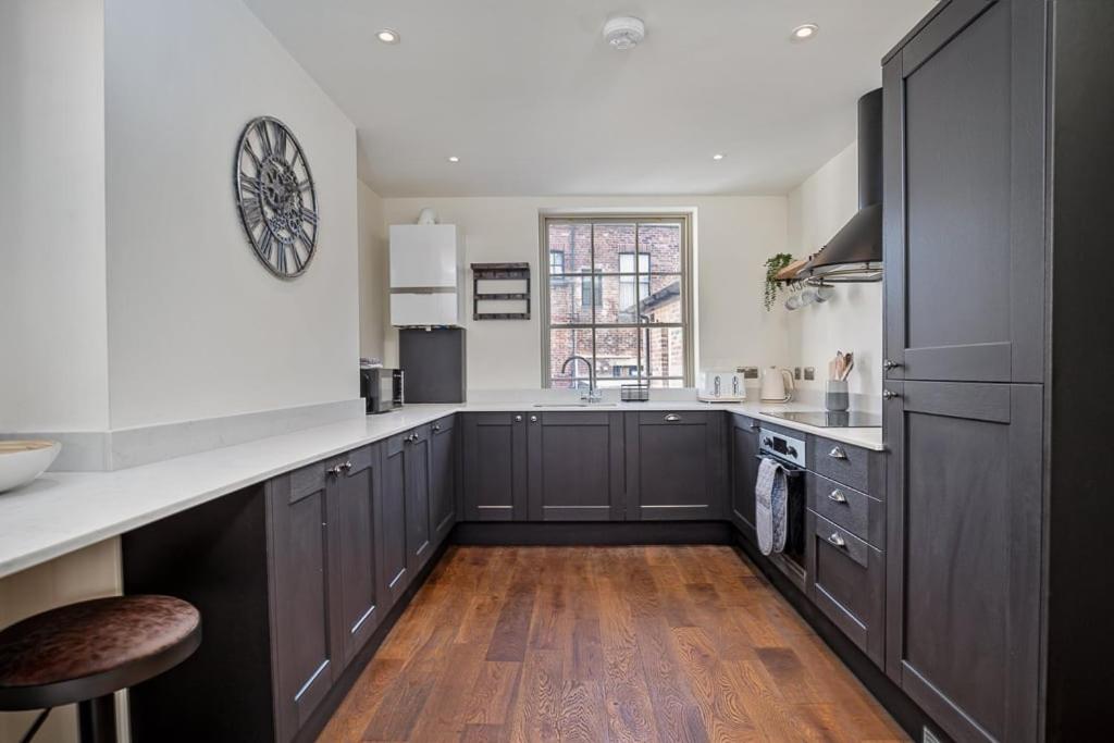 Paradise Square-Remodelled 18th Century Apartment view 4