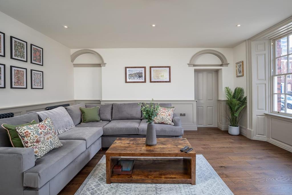 Paradise Square-Remodelled 18th Century Apartment view 5