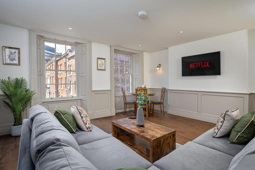 Paradise Square-Remodelled 18th Century Apartment view 2