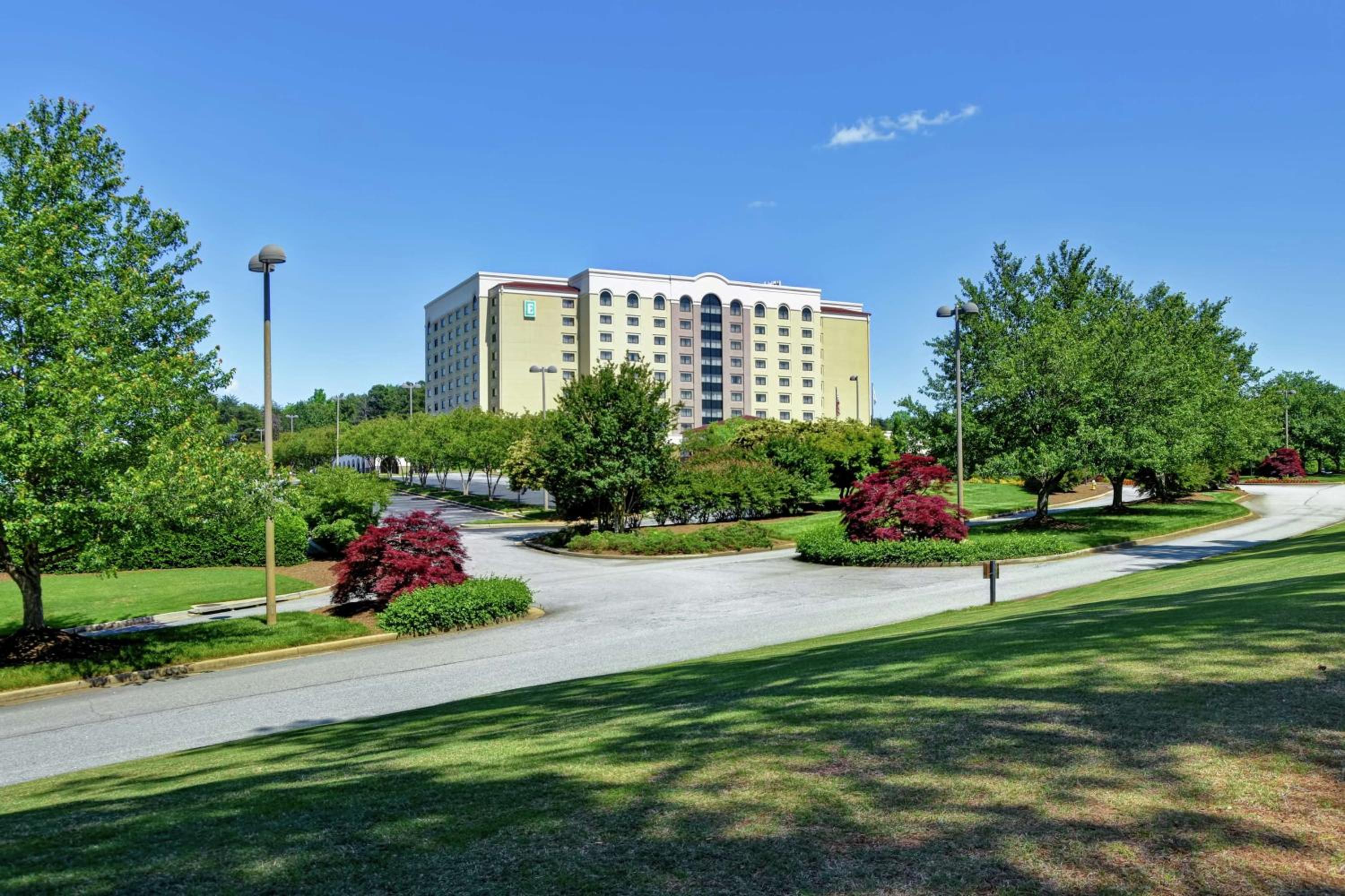 Hotel Embassy Suites Greenville Golf Resort & Conference Center - Image 1