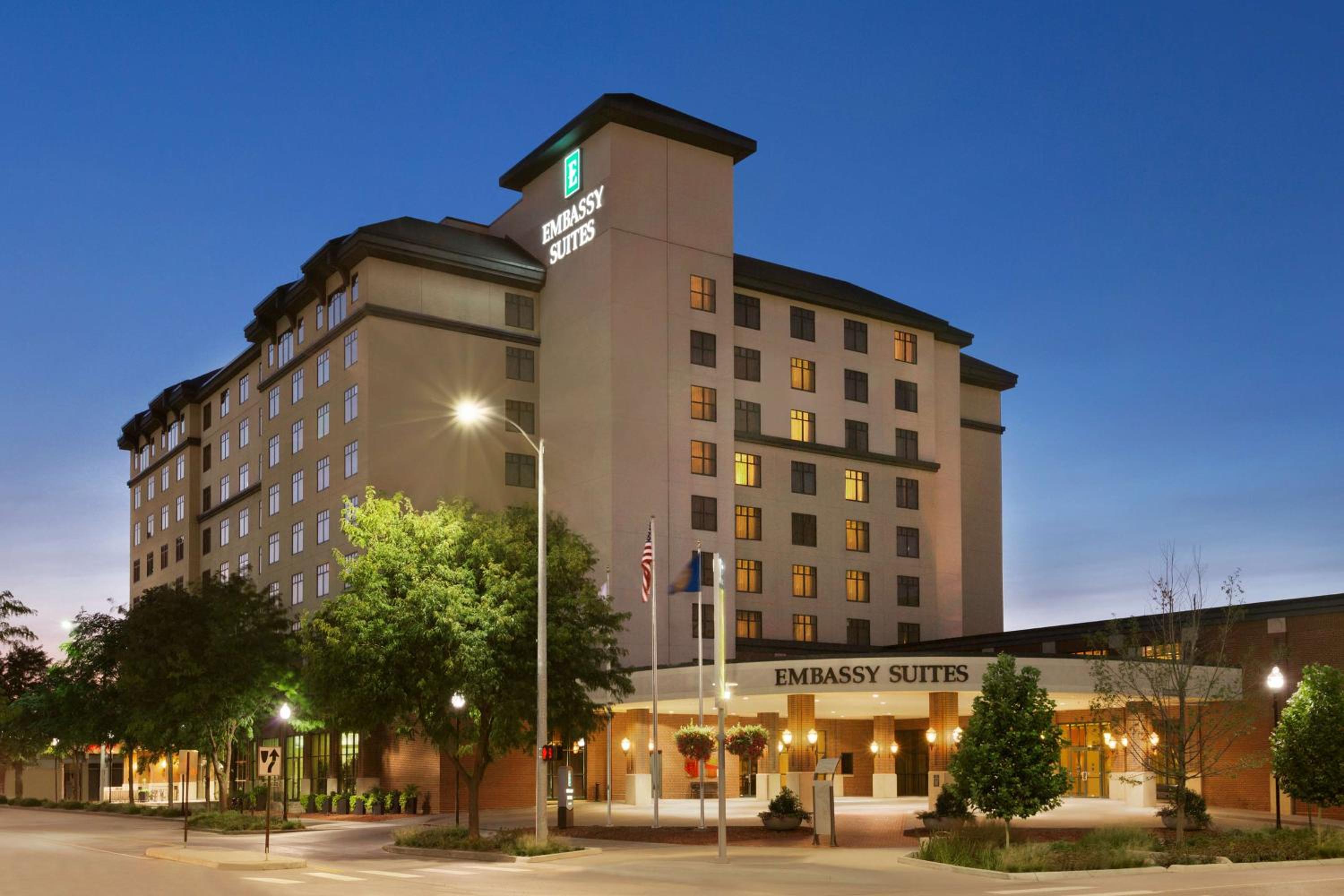 Hotel Embassy Suites Lincoln - Image 1