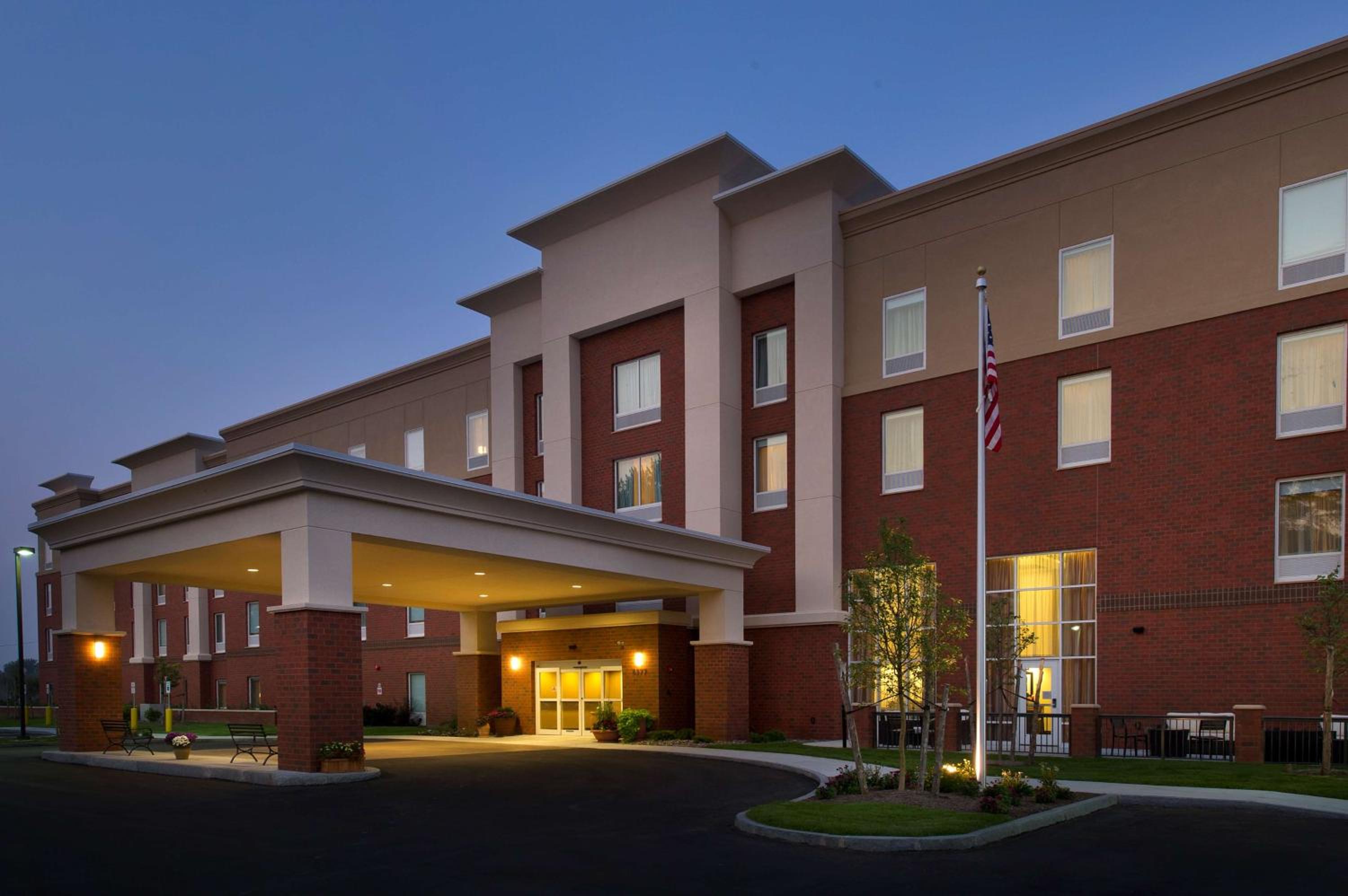 Hotel Hampton Inn & Suites Syracuse/Carrier Circle - Image 1