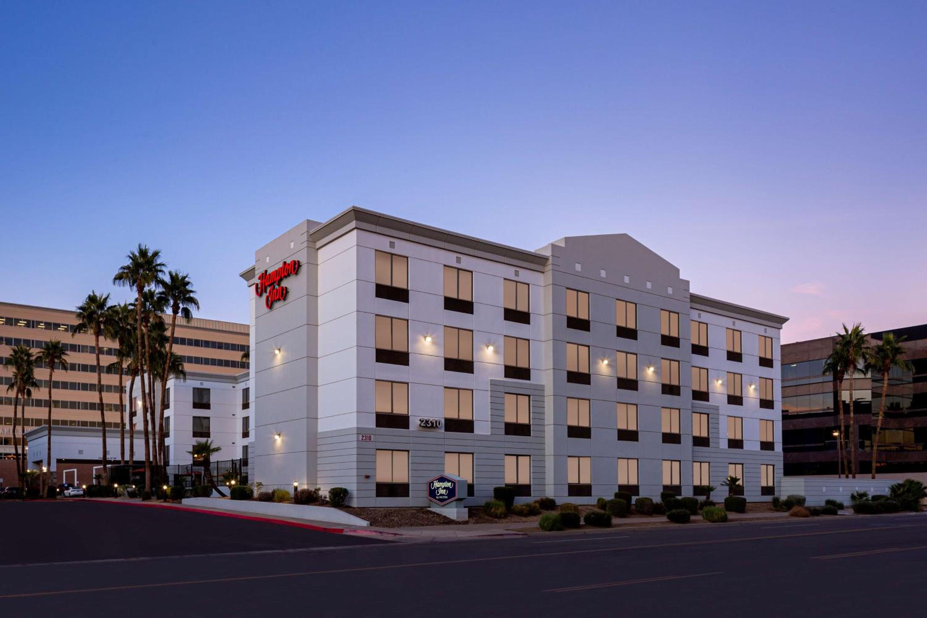 Hotel Hampton Inn Phoenix - Biltmore - Image 1