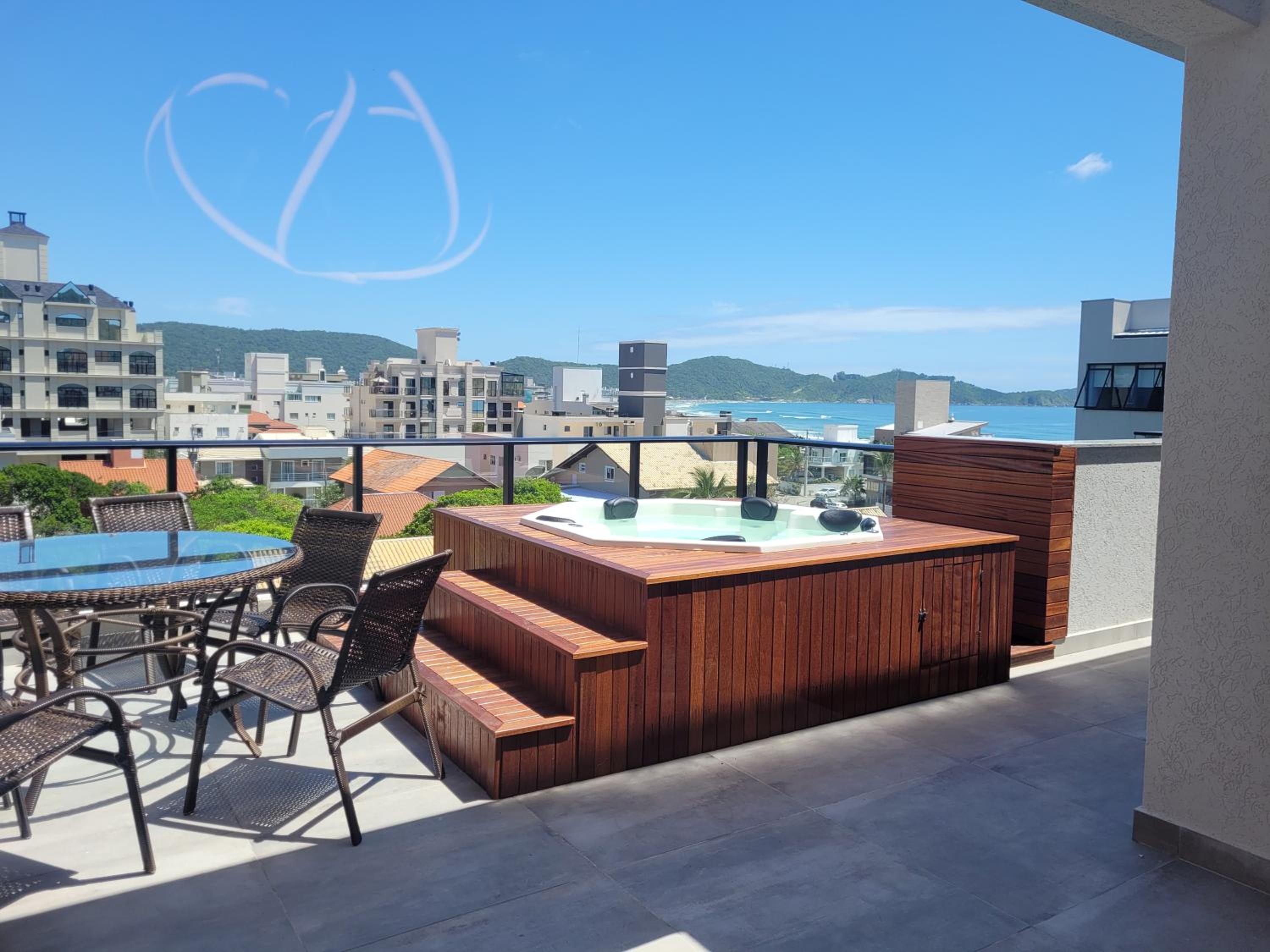 INCRÍVEL DUPLEX COM JACUZZI PRÓXIMO AO MAR, 3 SUÍTES, Apt 408