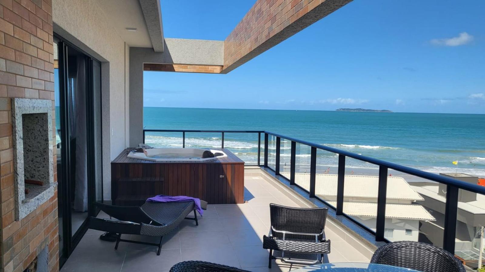 MAJESTOSO DUPLEX COM JACUZZI DE FRENTE PARA O MAR, 3 SUÍTES, Apt 404
