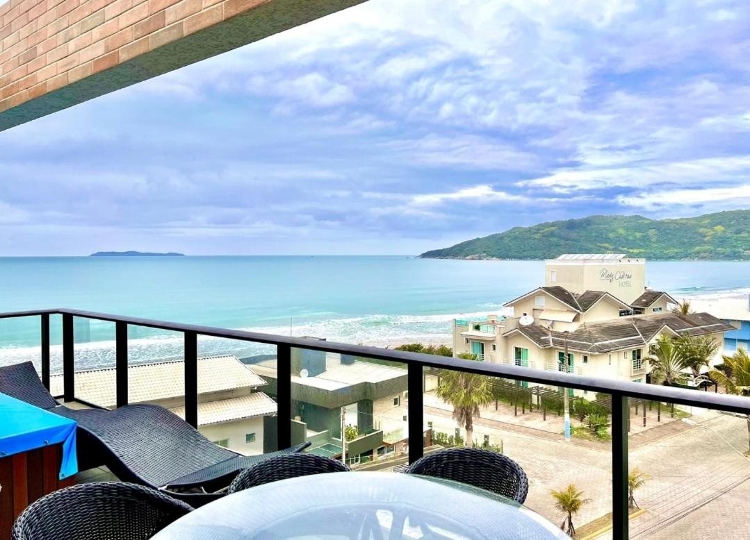 MAJESTOSO DUPLEX COM JACUZZI DE FRENTE PARA O MAR, 3 SUÍTES, Apt 404