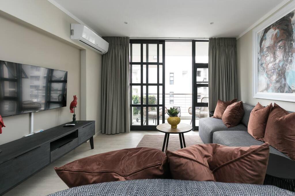 20Mb WiFi LuxSuite vibrant area art 2km 2 gautrain
