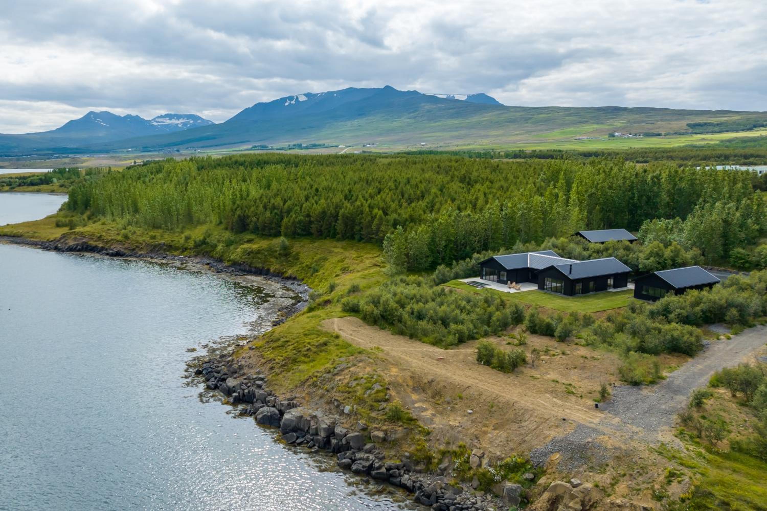 Svart Lodge view 3