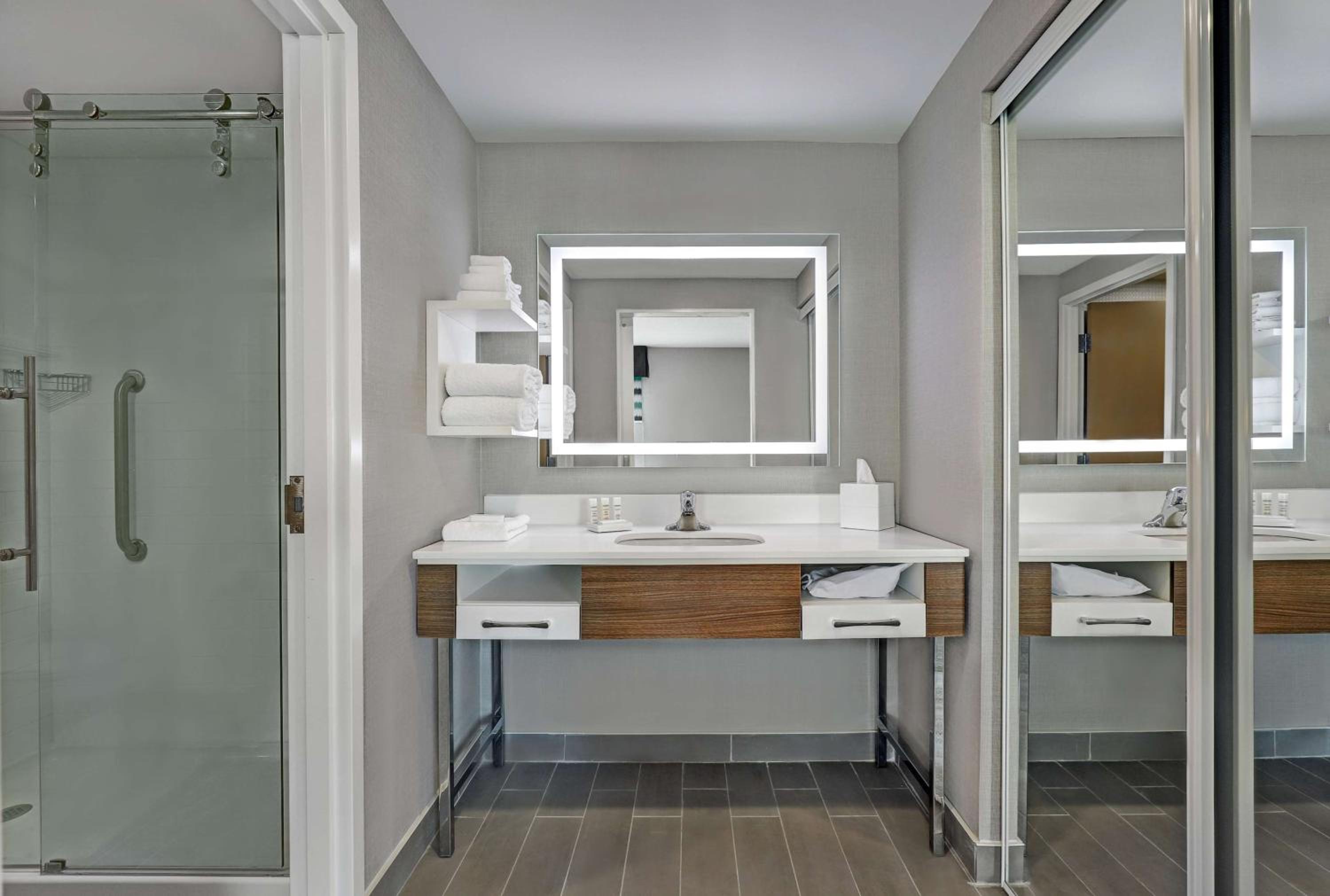 Belleville Vacations - Hampton Inn  Suites Belleville - Property Image 39