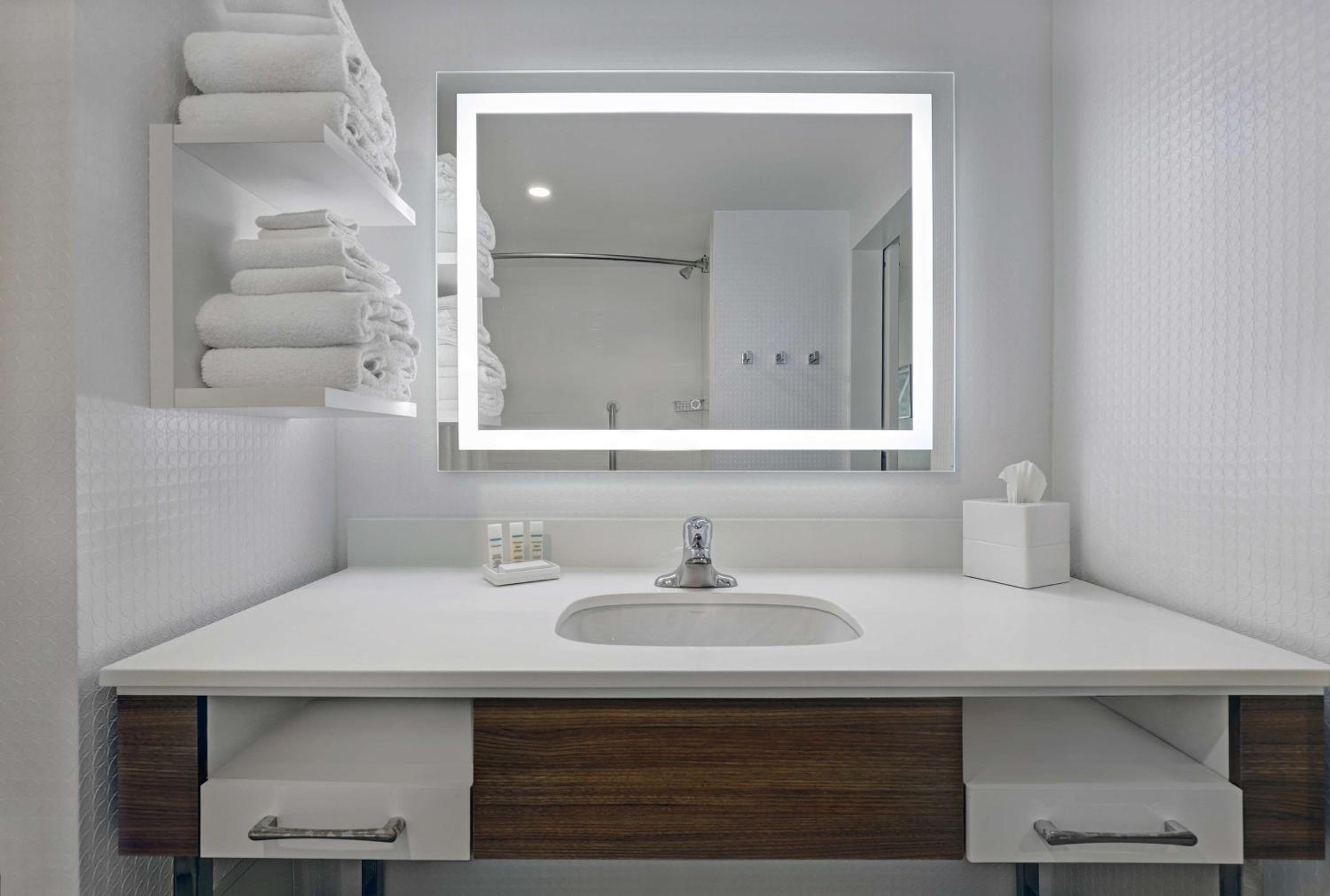 Belleville Vacations - Hampton Inn  Suites Belleville - Property Image 42