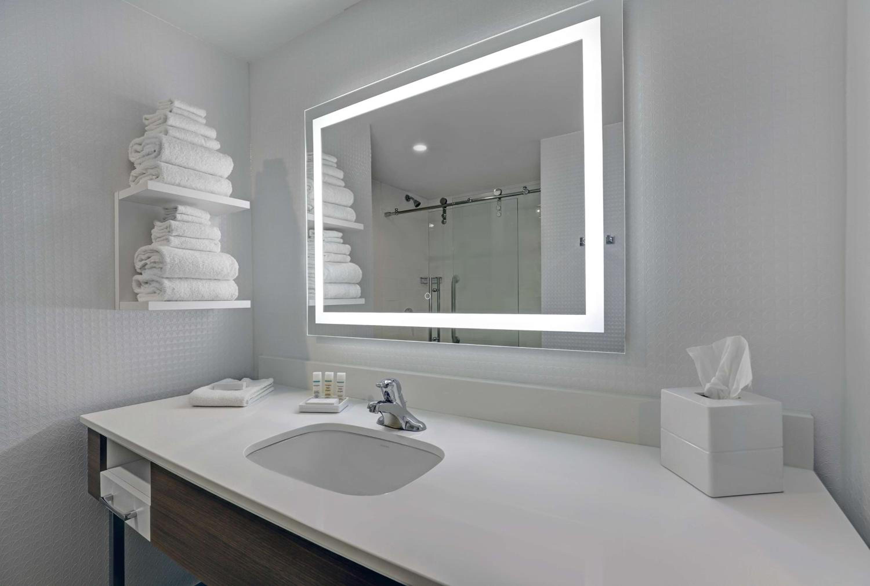 Belleville Vacations - Hampton Inn  Suites Belleville - Property Image 7