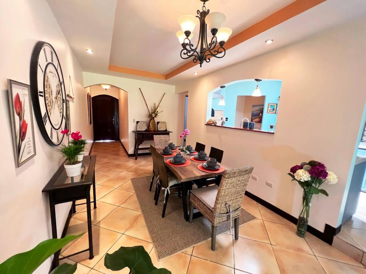 Beautiful home w/ backyard, AC - close to airport
