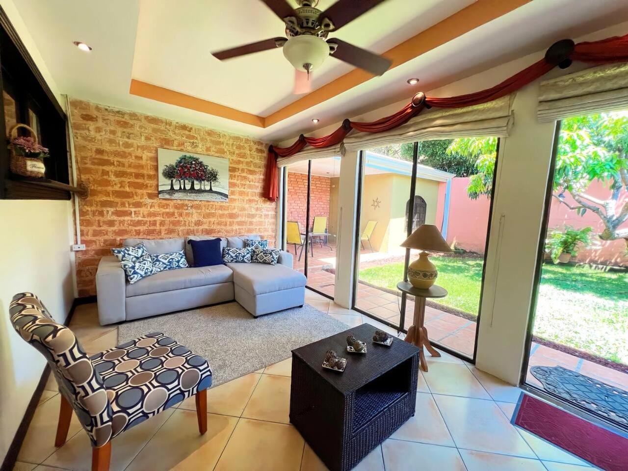 Beautiful home w/ backyard, AC - close to airport