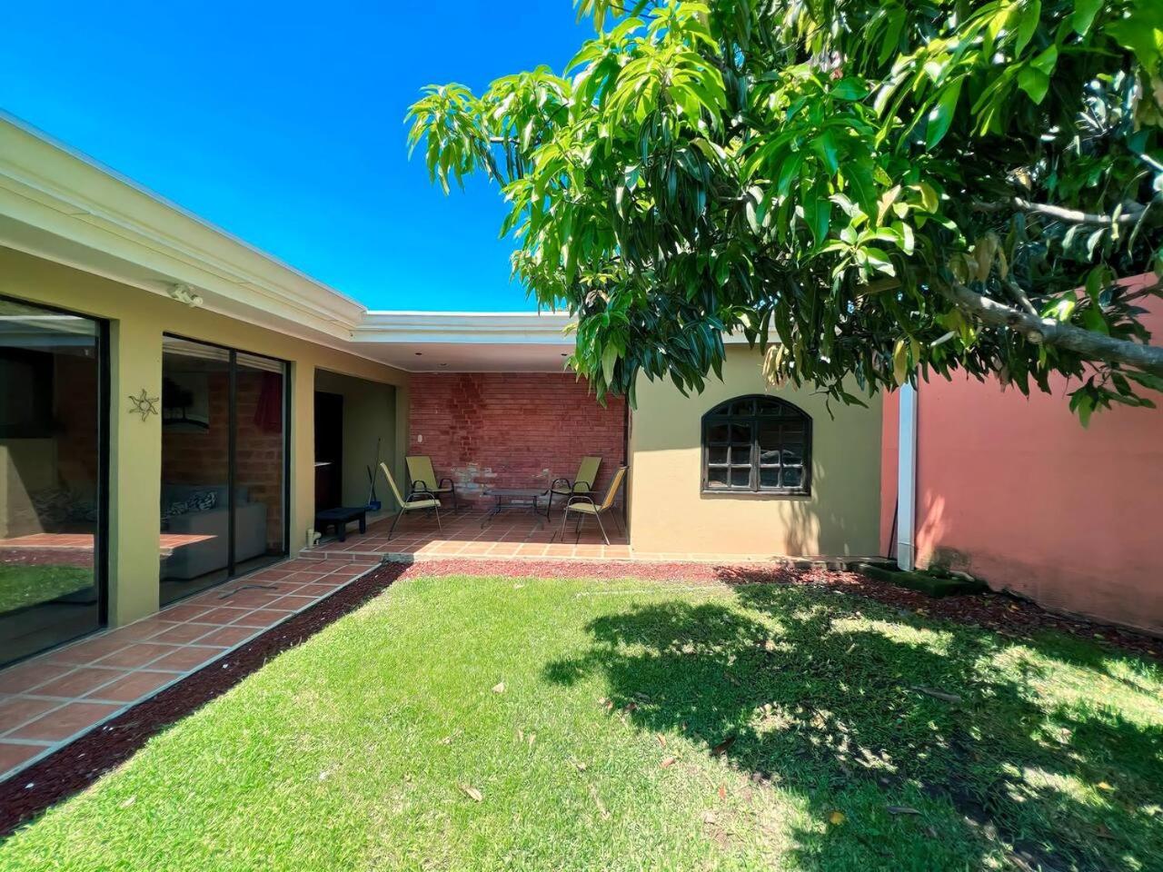 Beautiful home w/ backyard, AC - close to airport