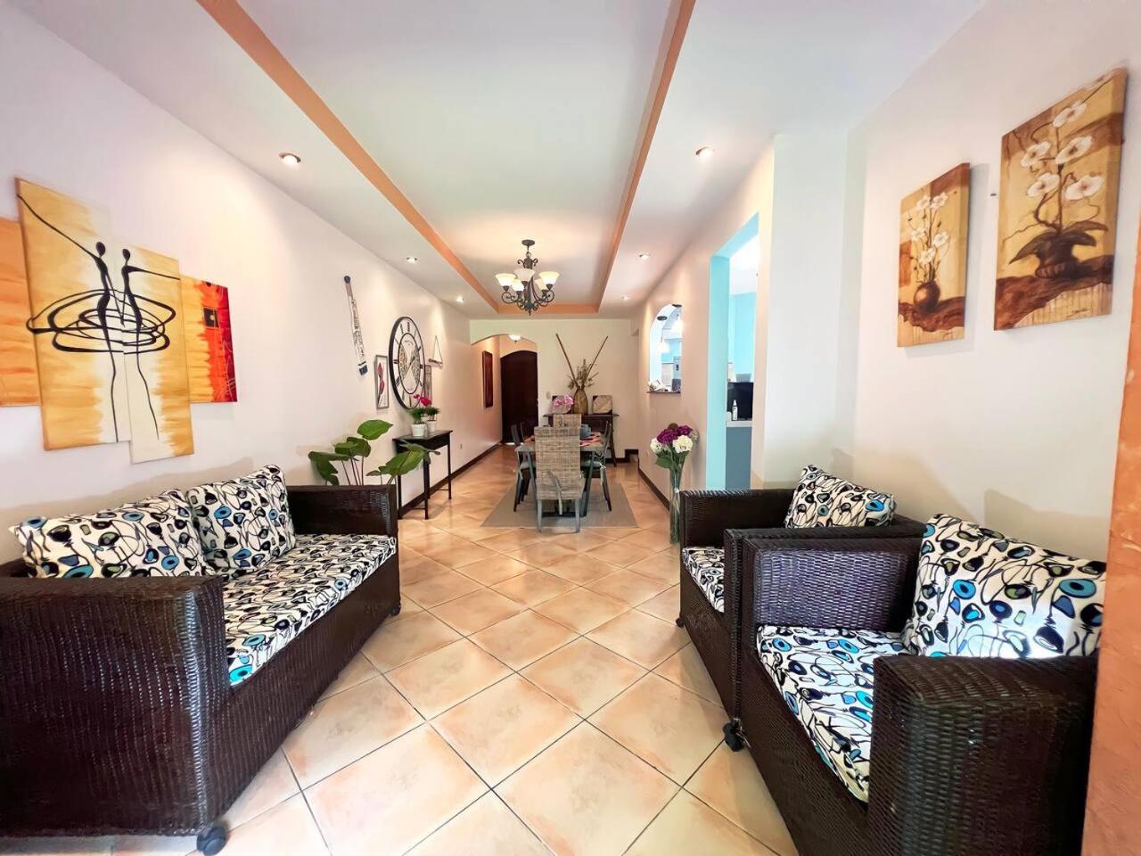 Beautiful home w/ backyard, AC - close to airport