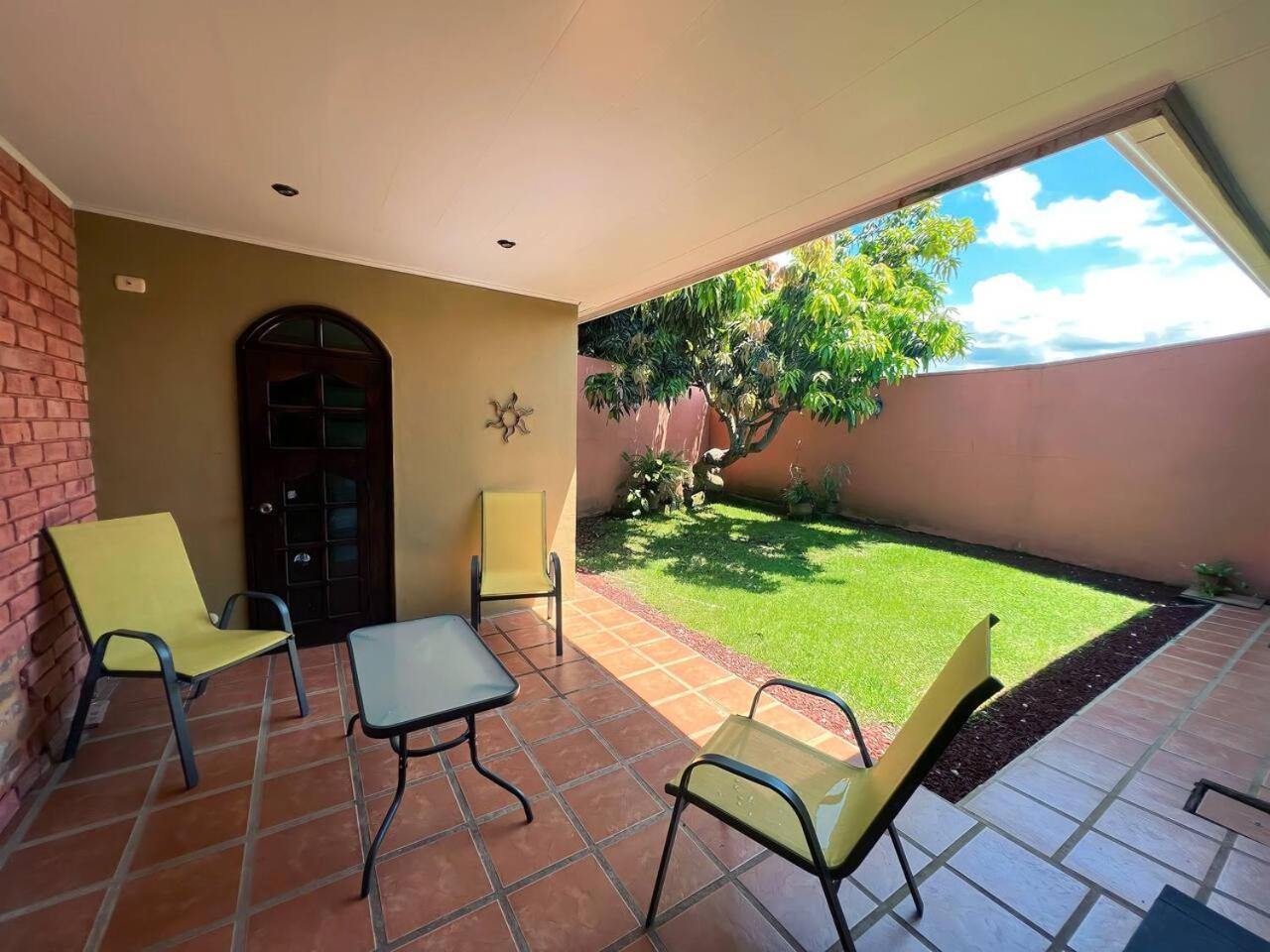 Beautiful home w/ backyard, AC - close to airport