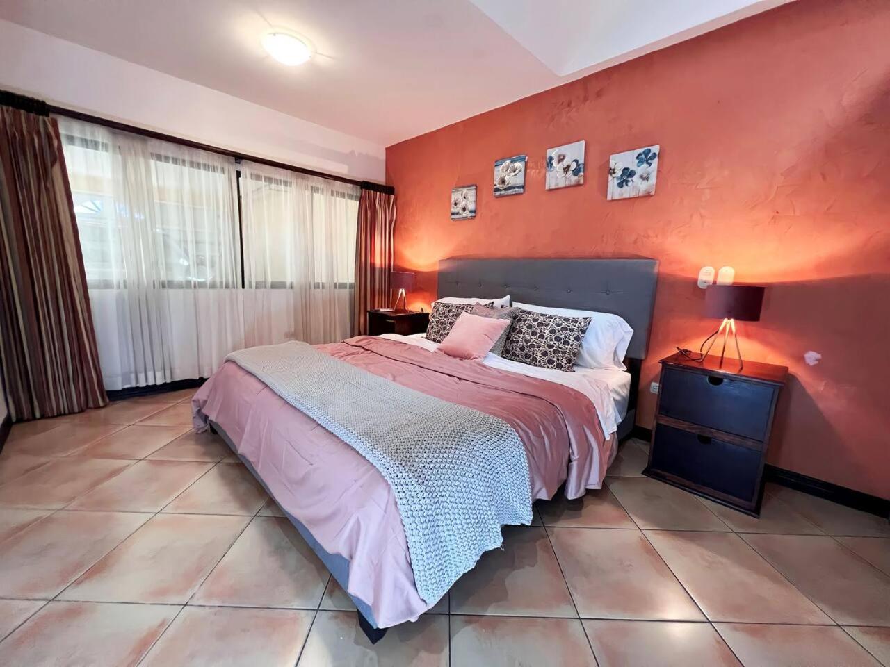 Beautiful home w/ backyard, AC - close to airport