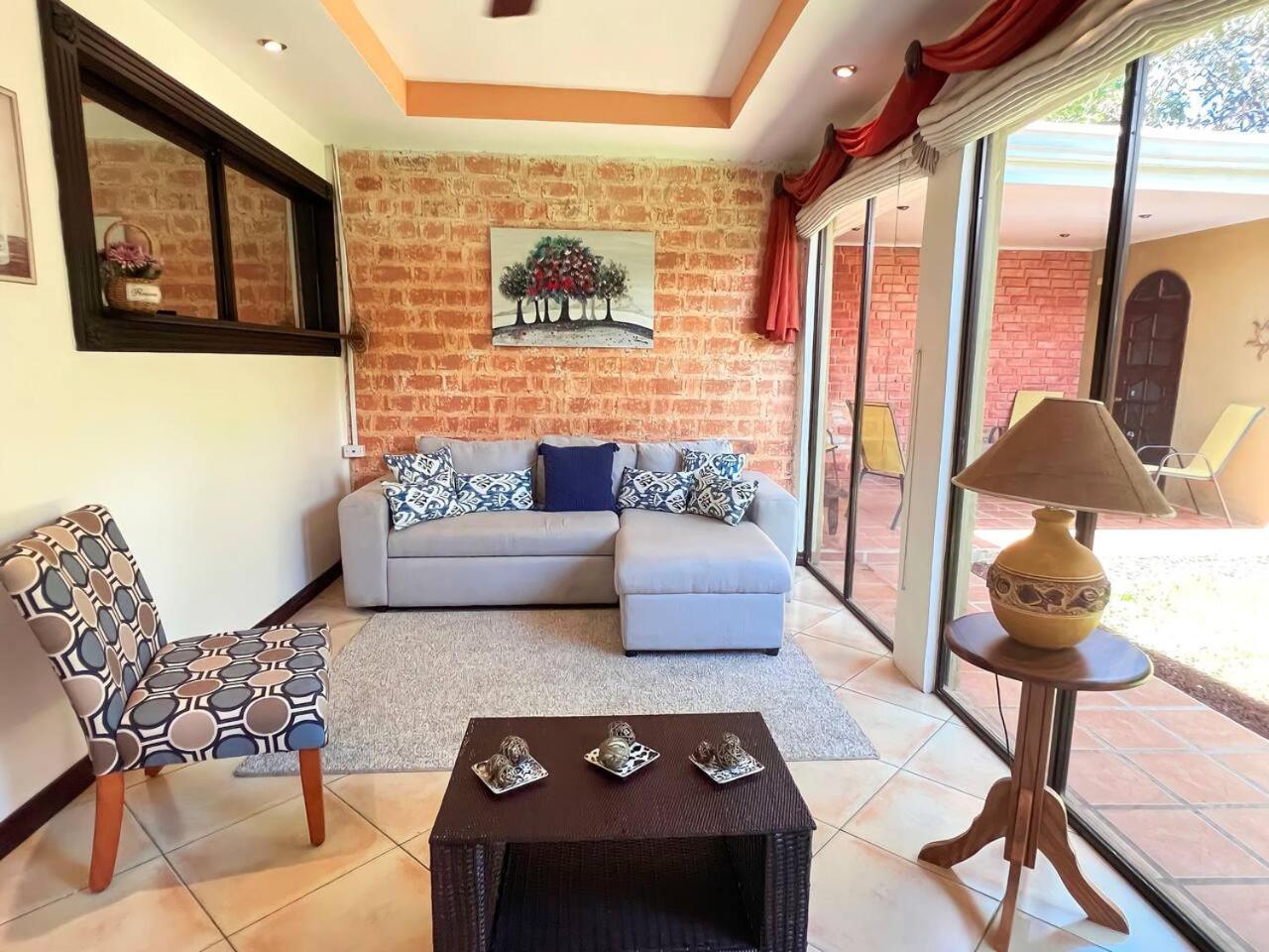 Beautiful home w/ backyard, AC - close to airport