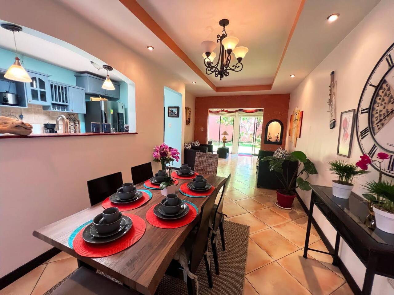 Beautiful home w/ backyard, AC - close to airport