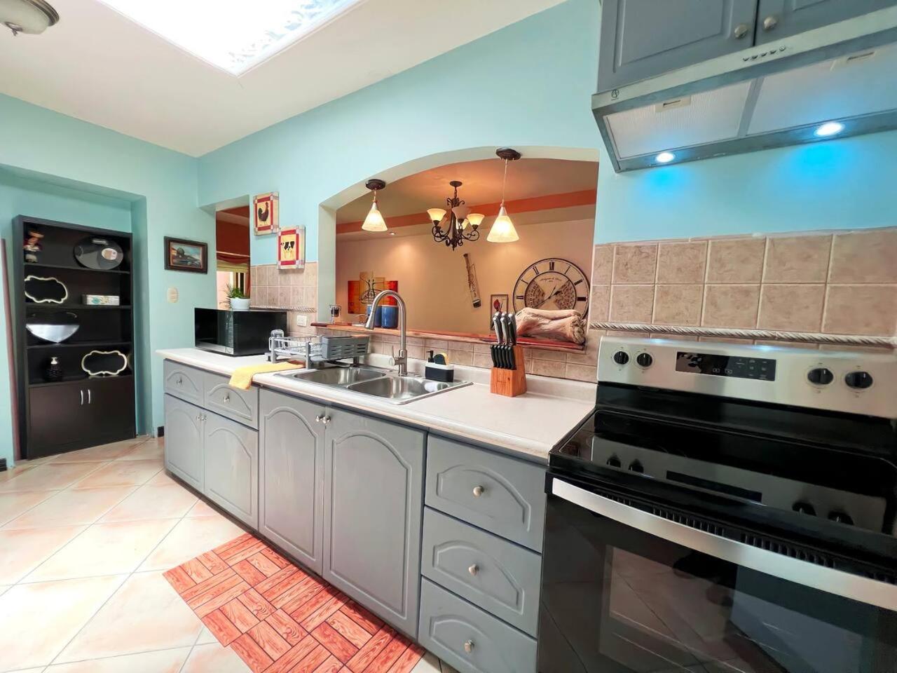 Beautiful home w/ backyard, AC - close to airport