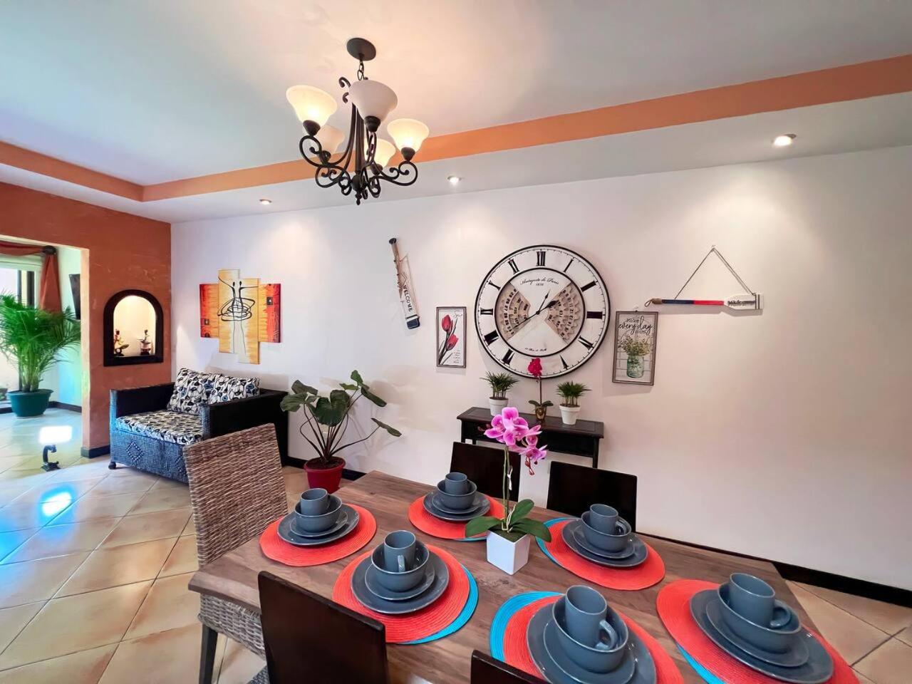 Beautiful home w/ backyard, AC - close to airport