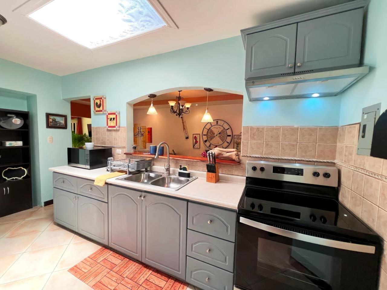 Beautiful home w/ backyard, AC - close to airport