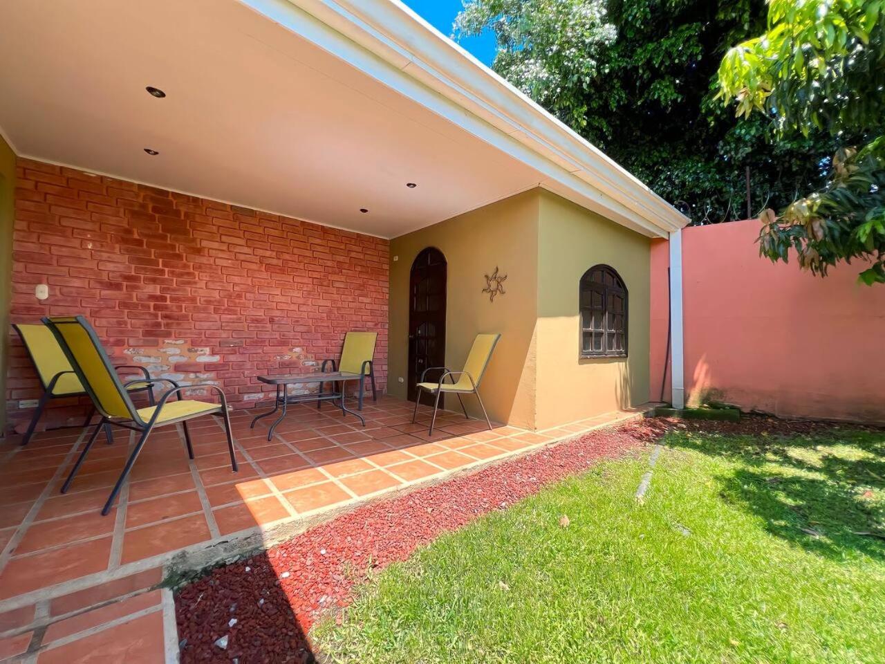 Beautiful home w/ backyard, AC - close to airport