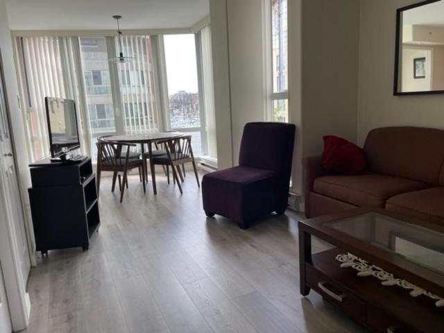 1BD+Den condo, with free parking in Downtown!